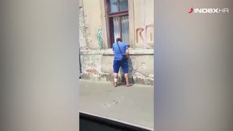 Prolaznik urinira kraj Glavnog kolodvora u Zagrebu