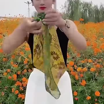 Stand out from the crowd with these scarf tying ideas 🧣