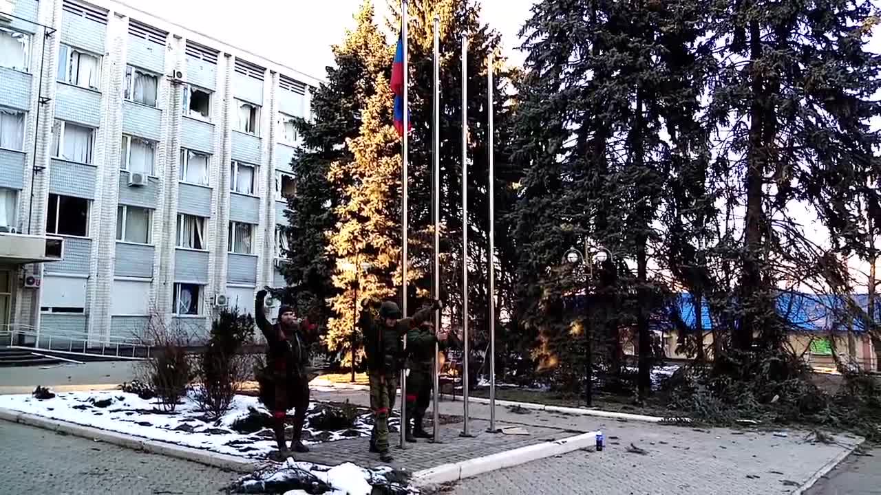 In Volnovakha, liberated from neo-Nazis, the flag of the DPR is raised