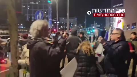 "مستوطن يساري" يلكم "مستوطنة يمينية" في وجهها خلال تظاهرة ضد حكومة نتنياهو.