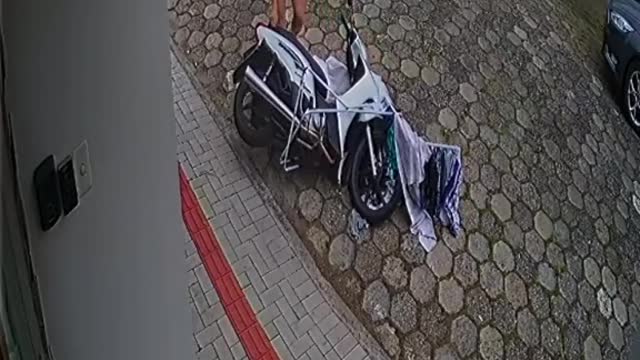 Woman tries to ride a motorcycle and falls down badly