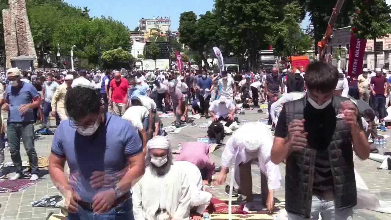 Prédicas y cánticos para "reconquistar" Santa Sofia