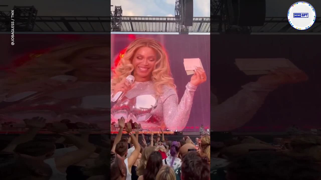 Beyonce announces 'gender reveal' from stage for pregnant fan