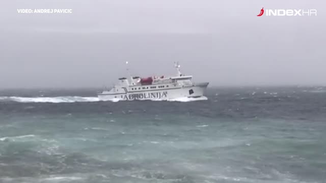 Trajekt iz Vela Luke za Split se bori s valovima