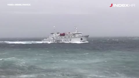 Trajekt iz Vela Luke za Split se bori s valovima