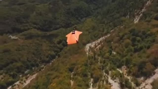 UOMO IN VOLO