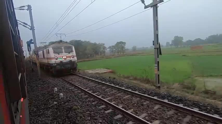 Train racing best video viral ho rahi hai
