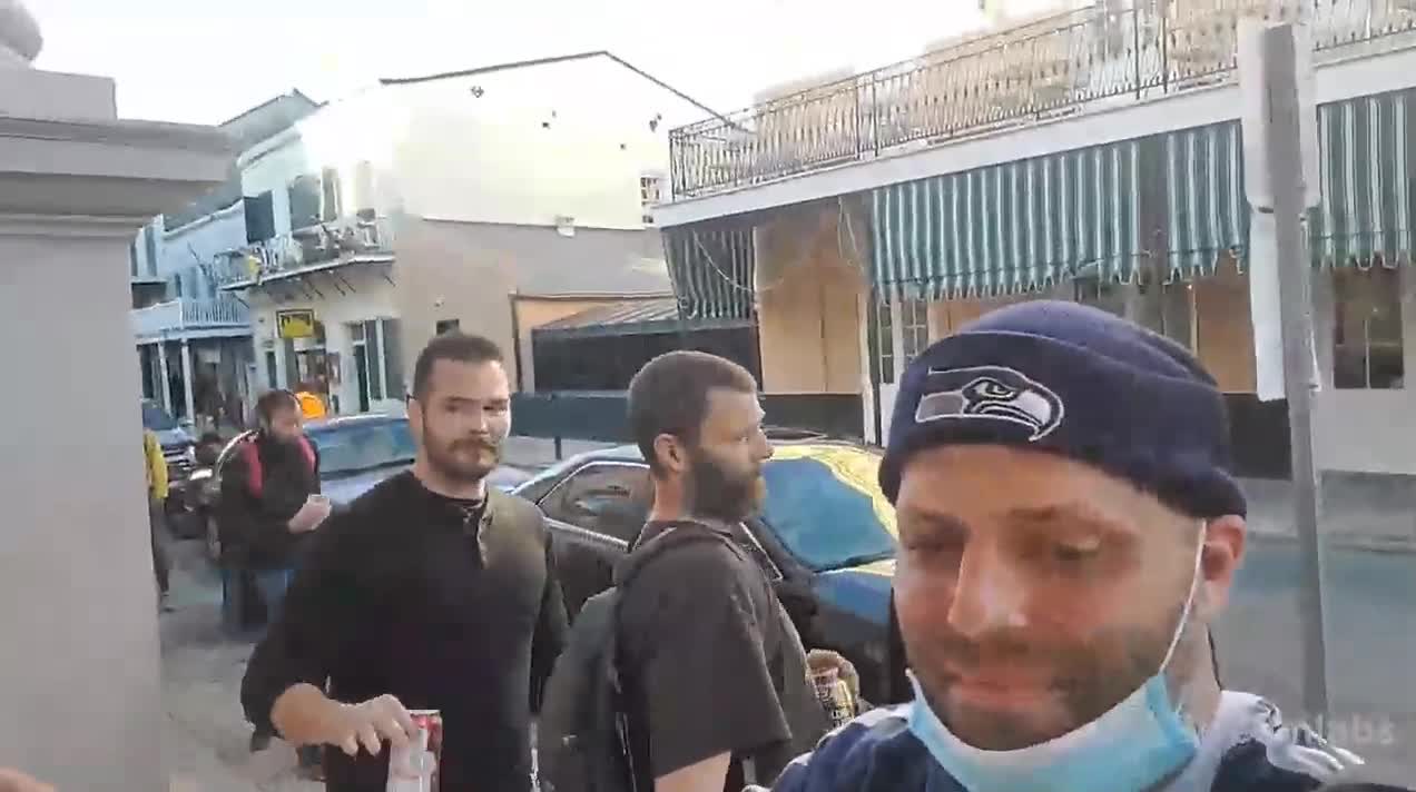 Cop shot in NOLA you can hear the gunshots on Blade's stream