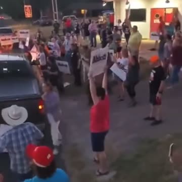 Beto O'Rourke Gets Run Out of Rockdale Texas