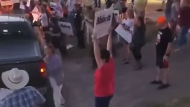 Beto O'Rourke Gets Run Out of Rockdale Texas