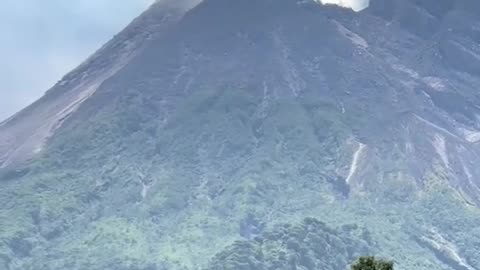 Puncak merapi tertutup es