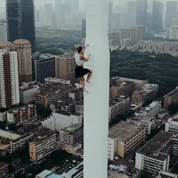 Vrouw kent geen hoogtevrees.