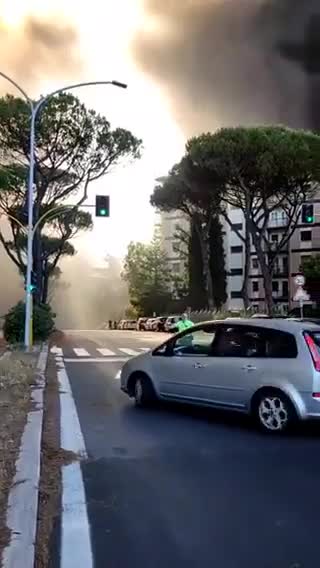 Huge Fire Rome is burning. Massive explosion and fire in #Rome. The black smoke expands to the center of the capital where a rock concert is scheduled for tonight.