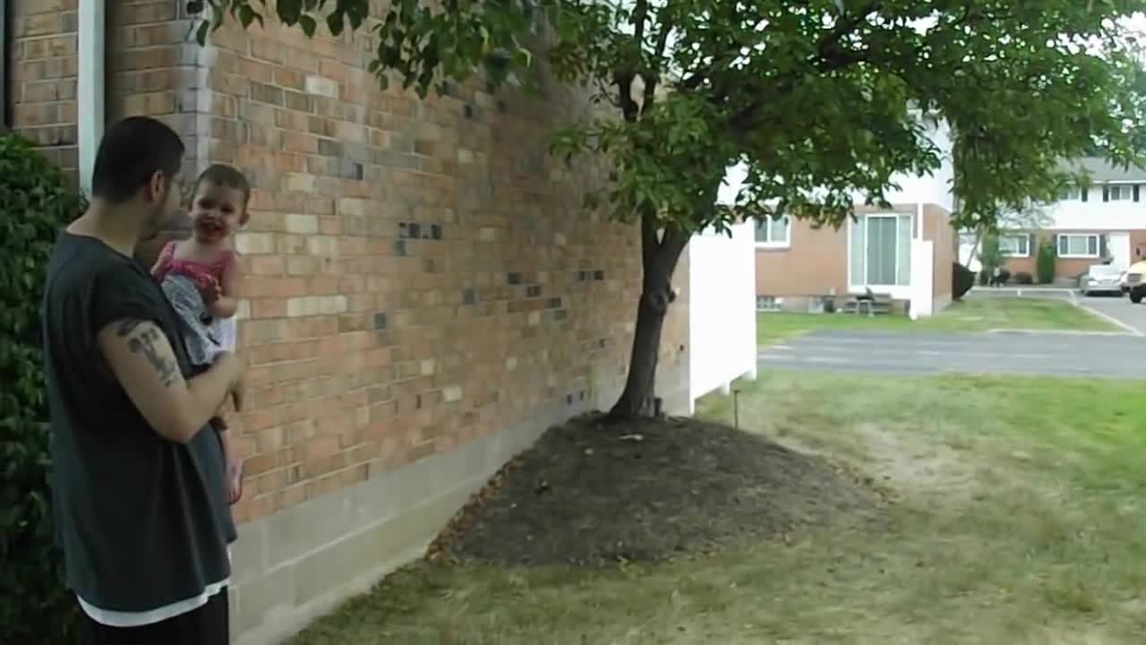 Beba grita de emoción cuando sus hermanos llegan a casa de la escuela