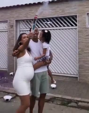 Chá revelação viraliza e tia da grávida fica coberta com pó roxo