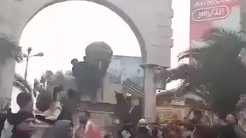 🇸🇾 Jaramana, 4 km from Damascus. A crowd tears down a statue of Bashar