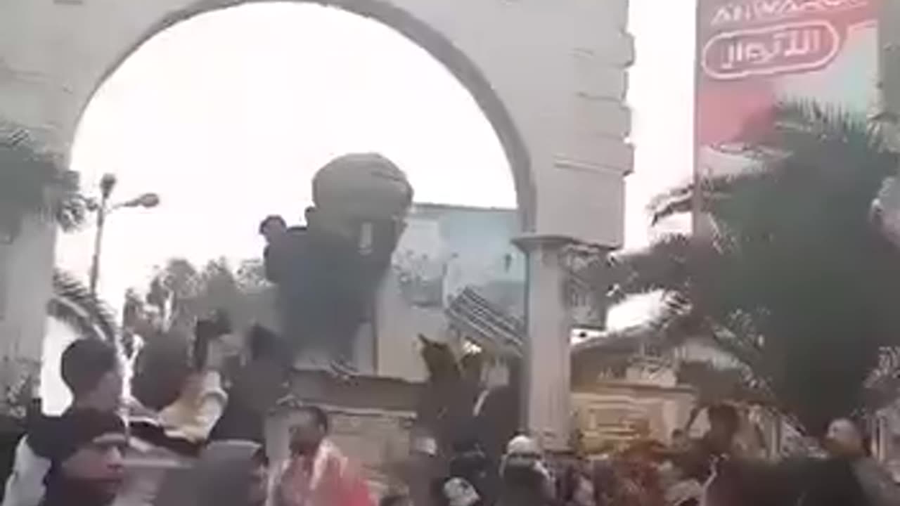 🇸🇾 Jaramana, 4 km from Damascus. A crowd tears down a statue of Bashar