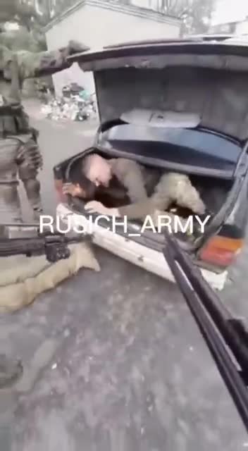 Ruská armáda objevila nacistické diverzanty ukryté v kufru auta u Charkova