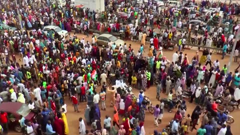 Niger coup-backers protest at French base