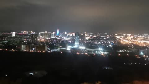 The night view of the city is beautiful, and the top of the mountain is cool