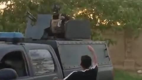 🇮🇶 Security forces giving bottles of water to protesters while they storm Iraq’s parliament.