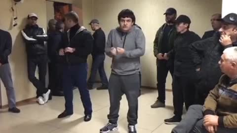 Адгур Ардзинба со своими сторонниками покидает зал