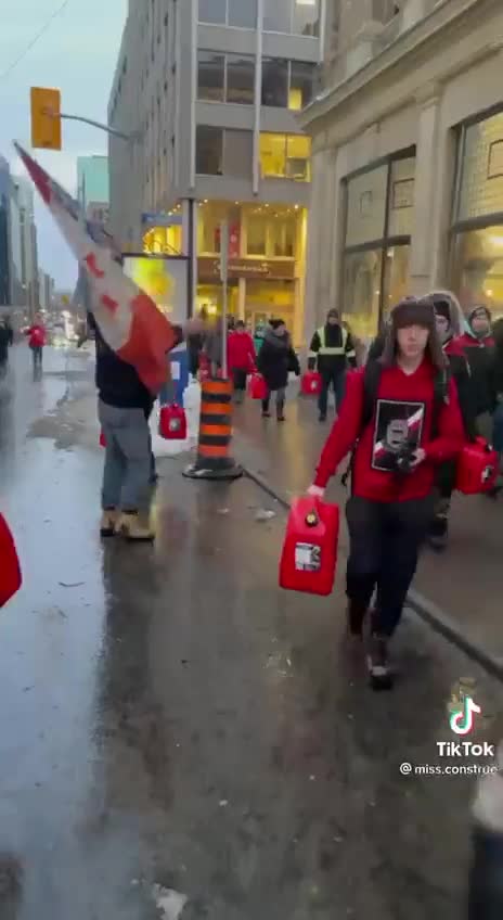 Korpowładza zakazała dostarczenia paliwa trakersom, ale rodacy pomagają