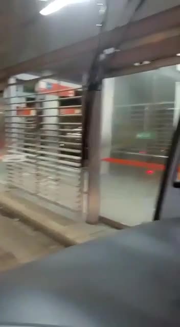 Taxi invade carril de Transcaribe