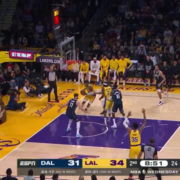 NBA - Rui Hachimura capitalizes on his own miss with the one-handed jam 💪 📺 Mavericks-Lakers