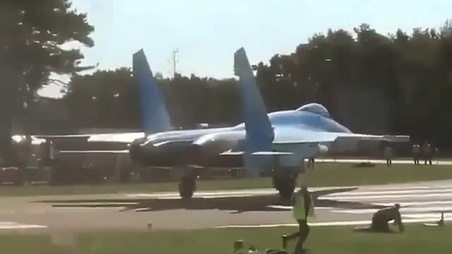 Spectators tumble in jet blast of Ukrainian Su-27