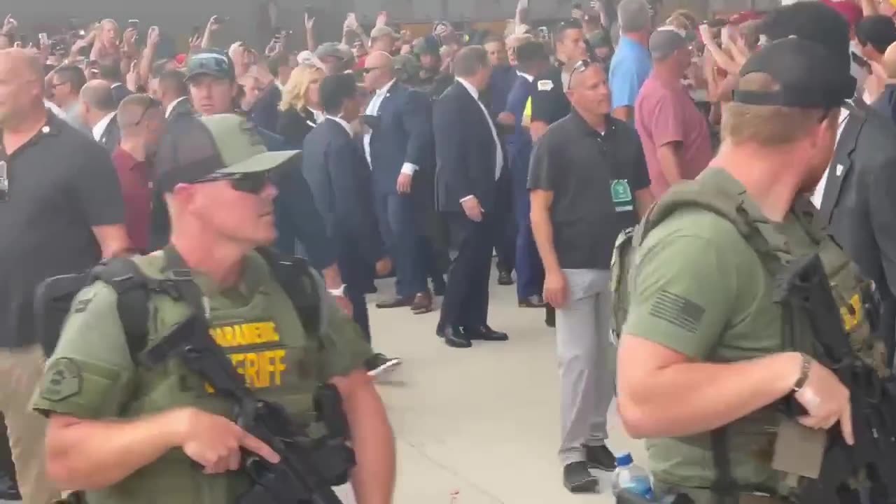 PRESIDENT TRUMP @ IOWA STATE FOOTBALL GAME ~NOW WHO GETS HIGH TOP NOTCH SECURITY LIKE THAT THE CIC DOES !