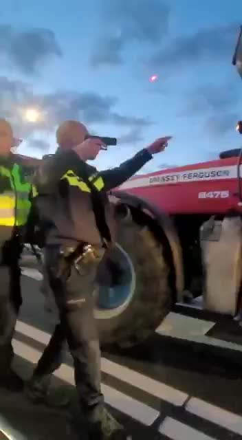 Policie v Holandsku vyhrožuje zbraněmi protestujícím farmářům