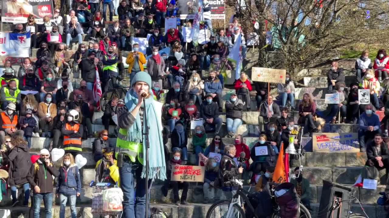 Berlin: Von der Kundgebung am Mauerplatz in Berlin12-03-2022