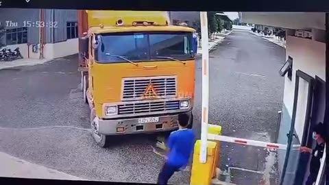 LIVE LEAK~IT’S A BAD IDEA TO STOP A TRUCK WITH YOUR HABDS