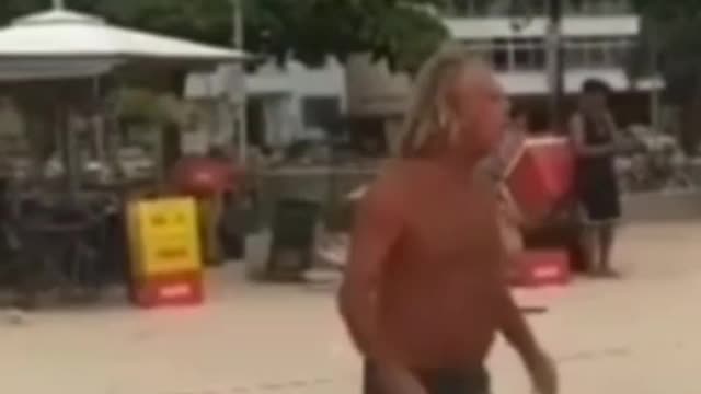 Homem puto com jogo de vôlei