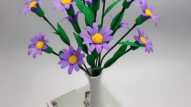 Do you like this little wrinkled chrysanthemum? Simple and beautiful