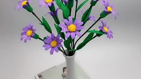 Do you like this little wrinkled chrysanthemum? Simple and beautiful