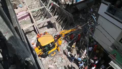 Cuatro niños y una mujer murieron tras el derrumbe de un edificio en la India