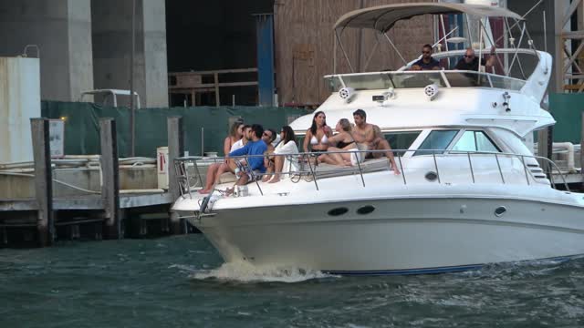 EXPENSIVE YACHTS CRUISING WITH YOUNG PEOPLE ON BOARD AT MIAMI !!!! TRUMP TATE CLIF HIGH MAX IGA