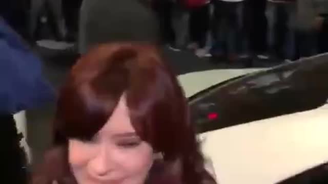 Assasination attempt on Argentina’s vicepresident Cristina Kirchner, gun fails to fire.