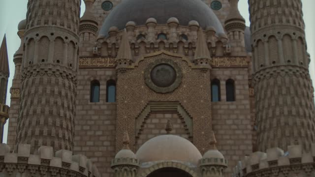 the-intricate-design-of-a-grand-mosque