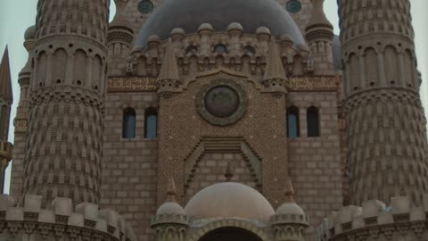 the-intricate-design-of-a-grand-mosque