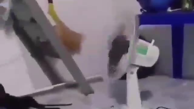 This fan knows how to dance better than us