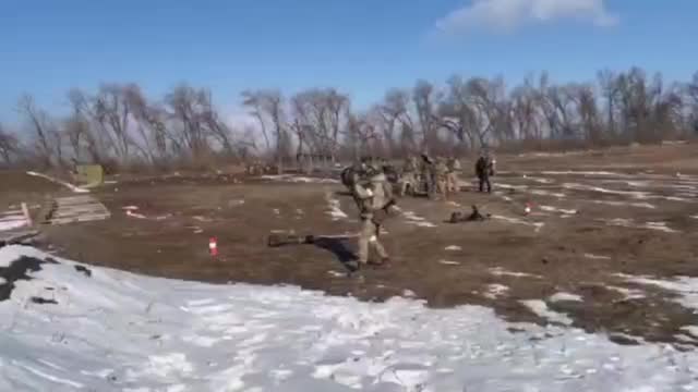 At the training ground in the DPR, operators of the Swedish-British ATGM "NLAW" are being trained.