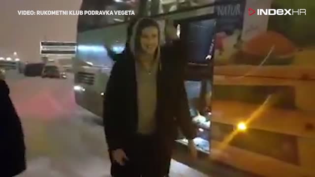 Rukometašice Podravke izgurale bus iz snijega