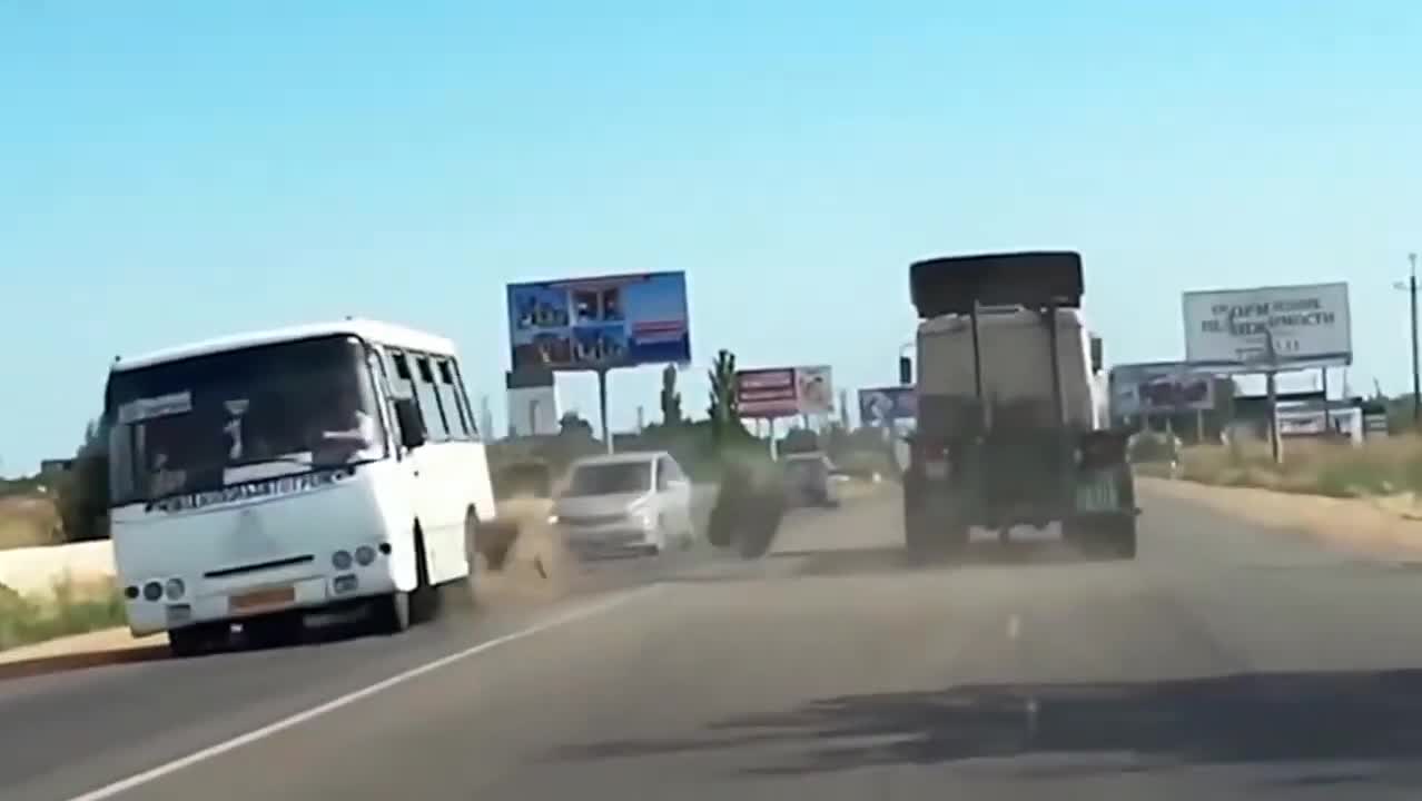 Live Truck Accident Video Caught on Camera 🧐