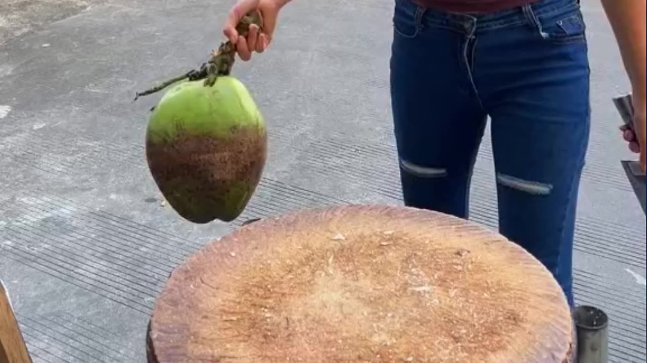 Chinese Girl’s Perfect Coconut Cut | Satisfying Fruit Cutting ASMR #shorts #chinese