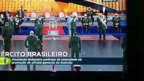 Continência para Bolsonaro e saudações para os... 🦑
