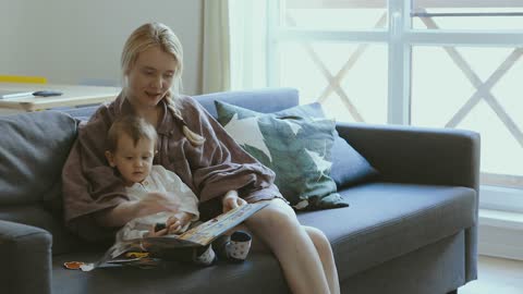 Lovely mom and baby watching book 📖 videos 🥰👍🏻