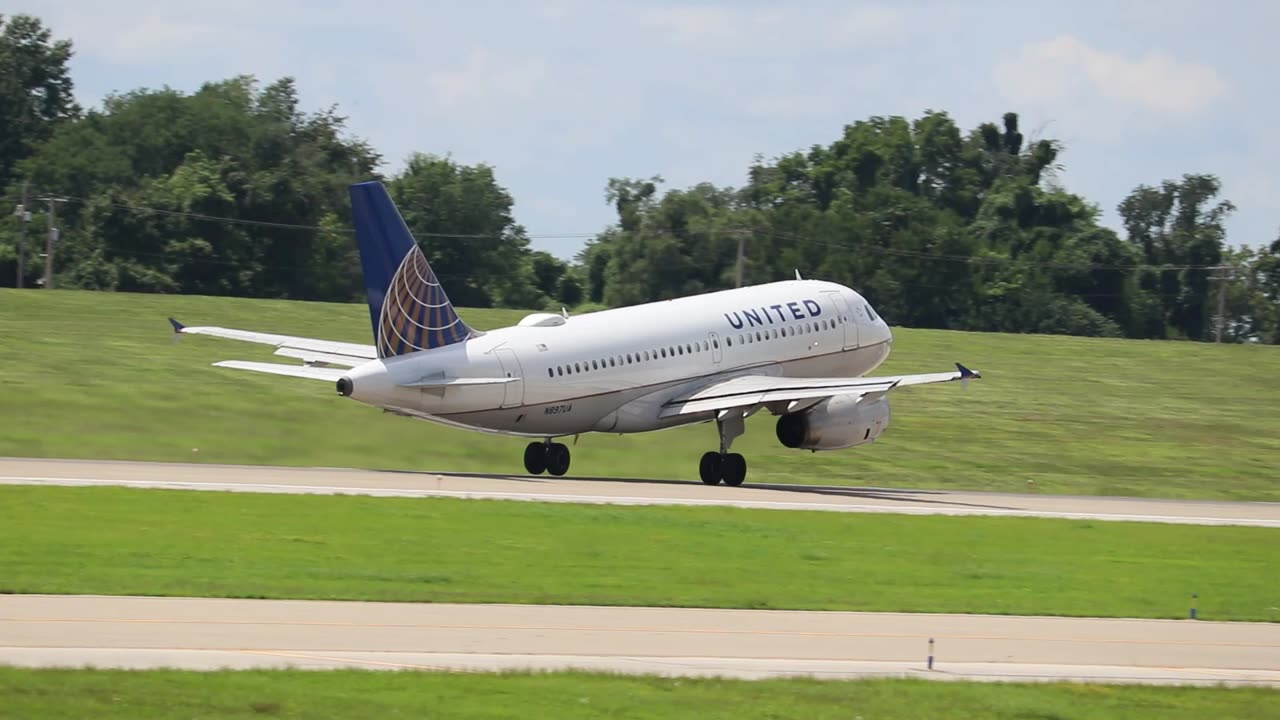 Airbus A319 operating as United Flt 2625 departing St Louis Lambert Intl - STL